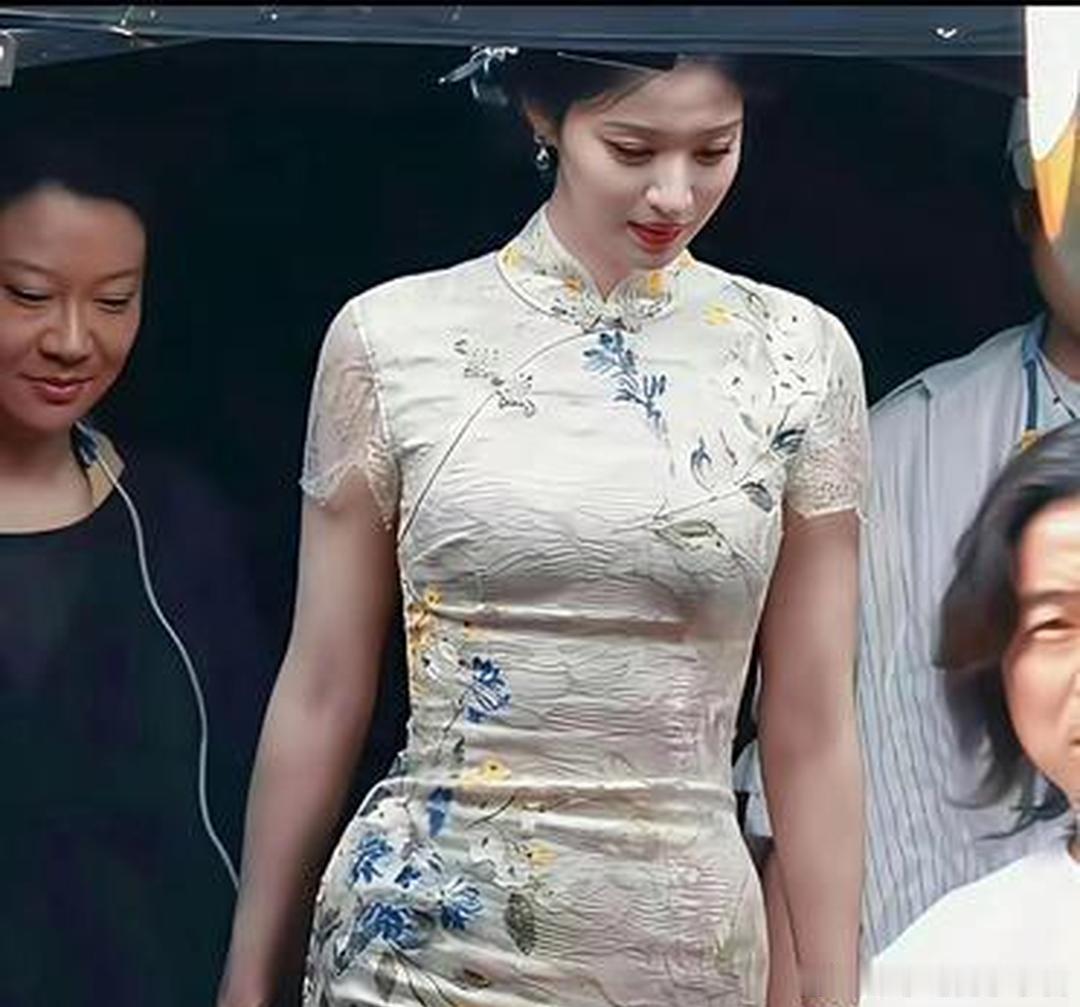 说实话，她真不算瘦，看着就是偏大骨架、膀宽腰圆那一挂的。如果不做身材管理，估计体