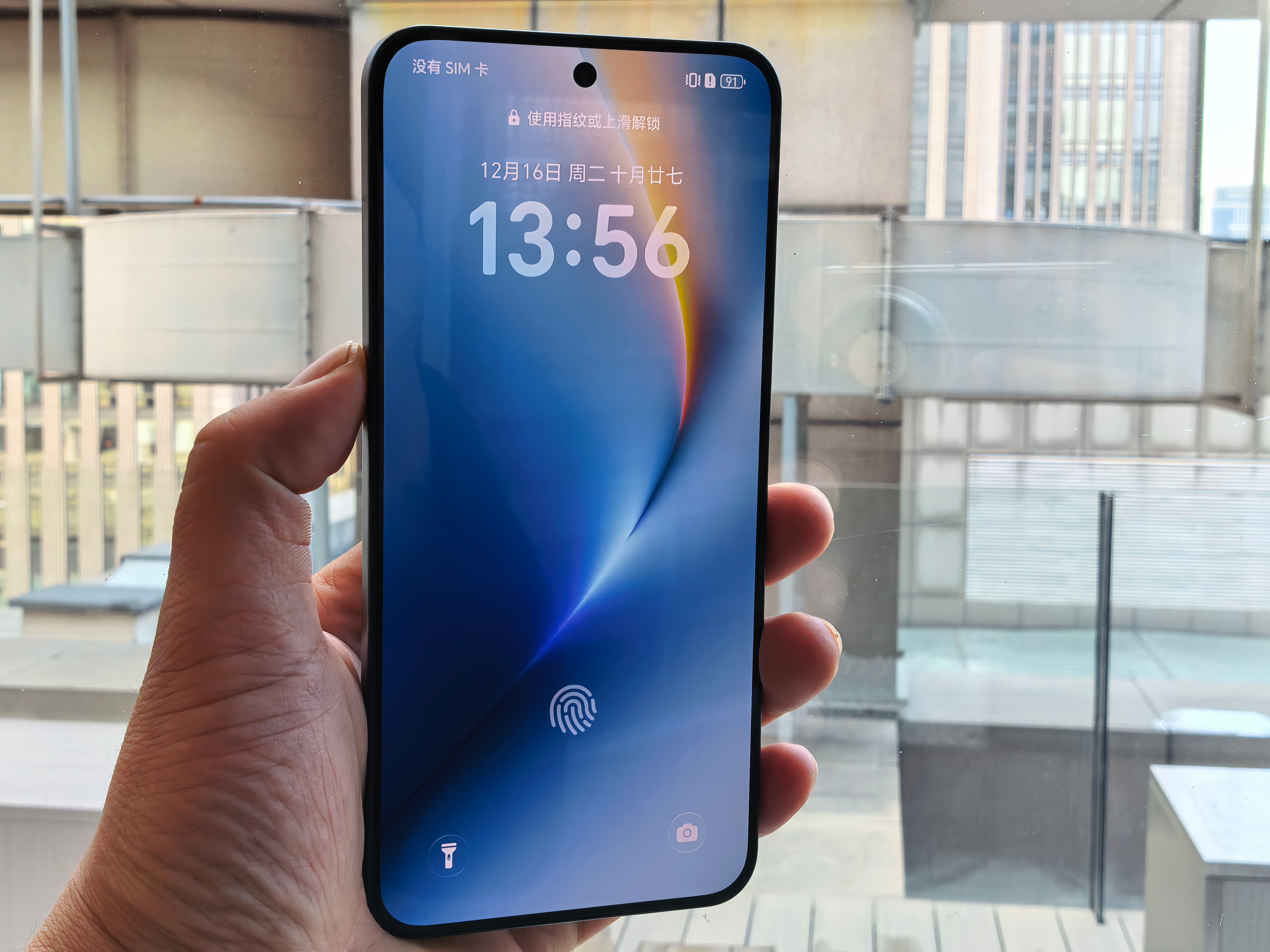 给大家看看荣耀WIN黑色版本的颜值，这个配色看着质感很棒，直屏金属边框磨砂工艺后