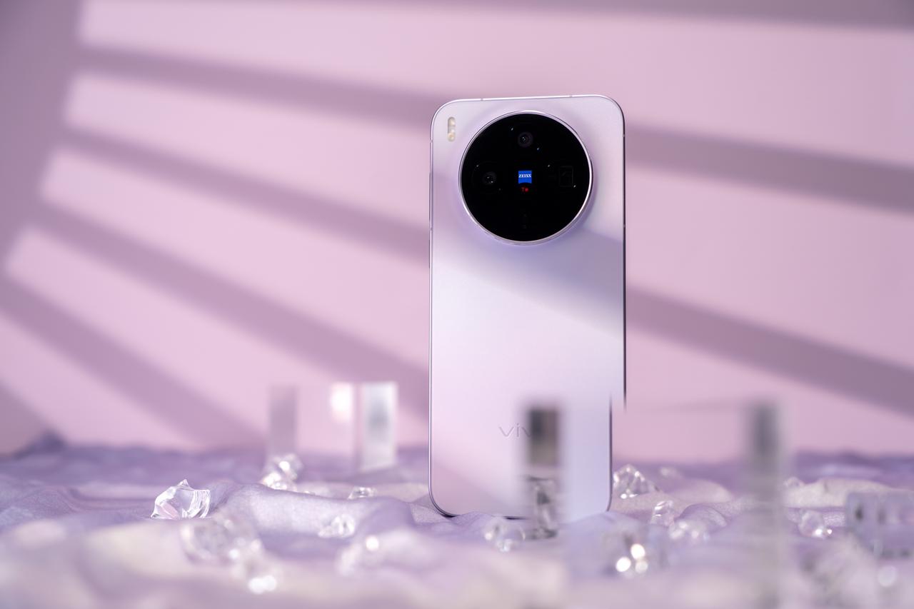 vivoX300s梦核紫，机身并不是纯紫色，而且在不同光线角度下有些渐变效果，