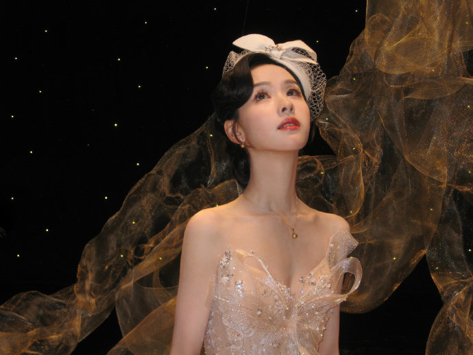 这么近那么美周末欣赏陈都灵的美陈都灵香槟裙白色礼帽look这么近那么美周末欣