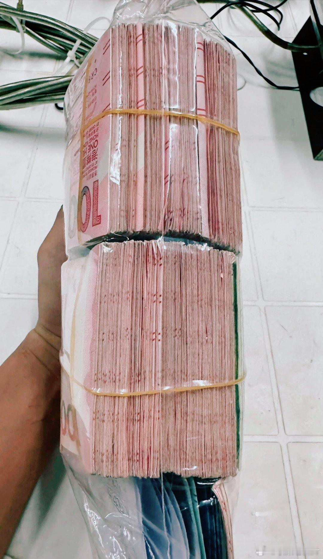 香港的地盘佬“出粮”（发工资）好像10万港币，这算什么工资水平？