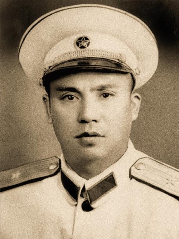 1947年，四野一位师长娶了牺牲战友的遗孀。新婚夜，他没碰新娘，反而对着她提了个