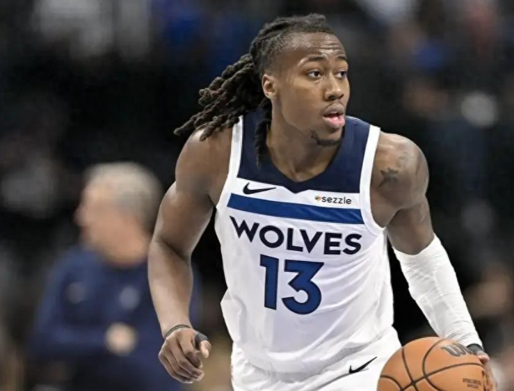 我就不明白了，多森姆不比去年沃克强？首先，得分手段上沃克和多森姆挺像的，都是