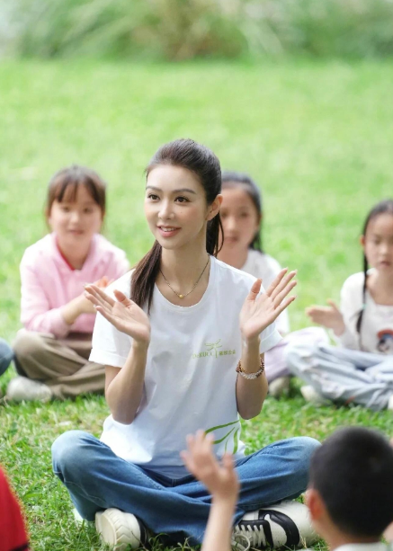 44岁的薛凯琪这颜值也太高了吧，以前不觉得有这么惊艳，现在越来越有星范。她的