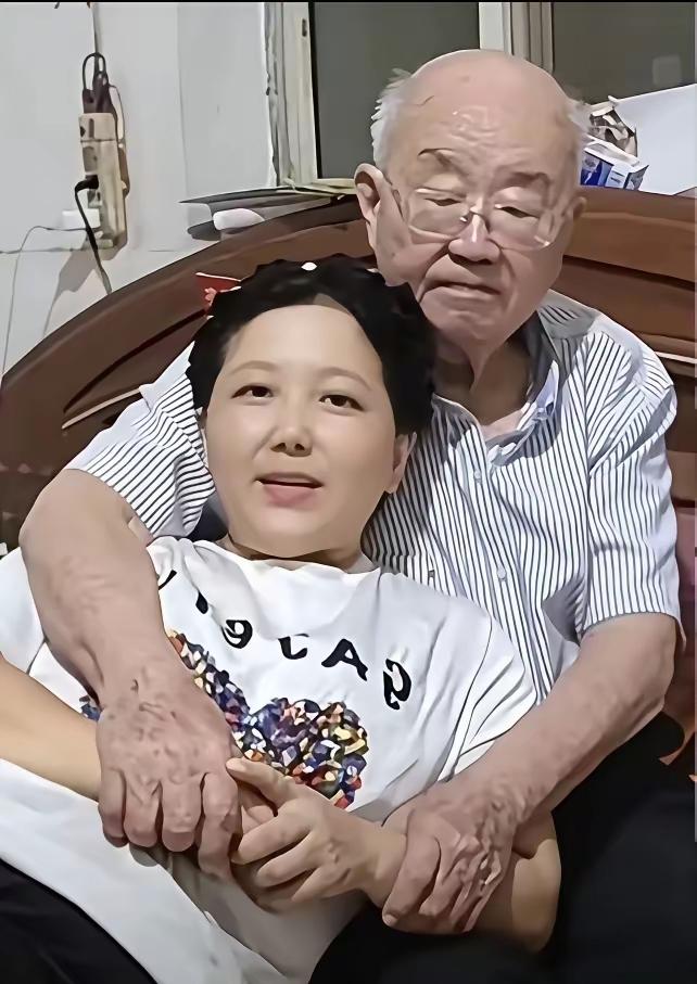 这个不是摆拍，是真实的，女子今年46岁，男子今年84岁，两人相差38岁，妥妥的爷