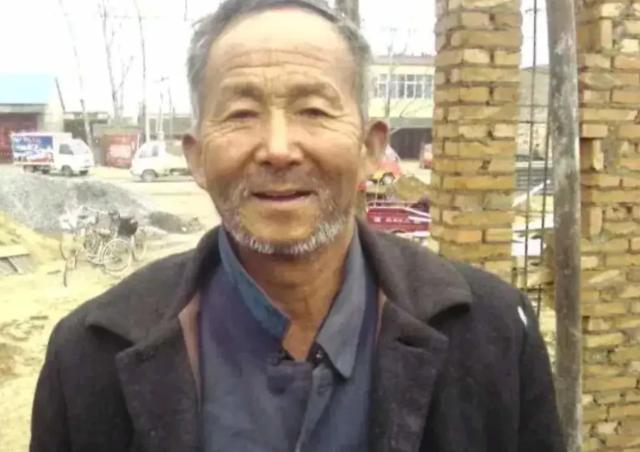 上世纪90年代，北京街头一名衣着破旧的外地男子因为拿不出暂住证，被带去登记。原本