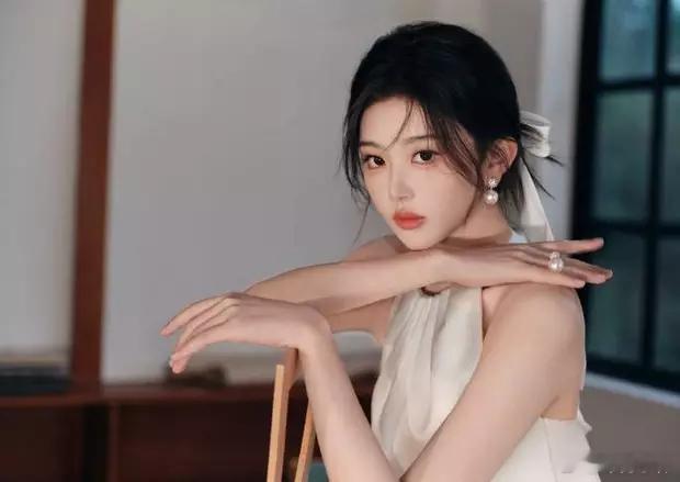 孔雪儿身穿白色挂脖露背长裙，气质优雅千金感满满。​​​