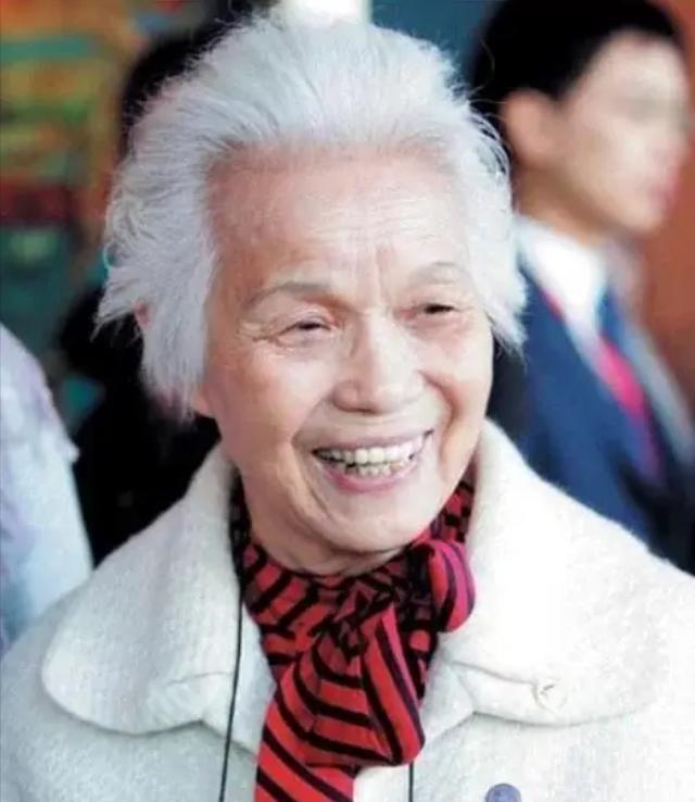 1975年李富春去世那天，追悼会规格很高，全场肃立。可在这么庄重的场合里，大家都