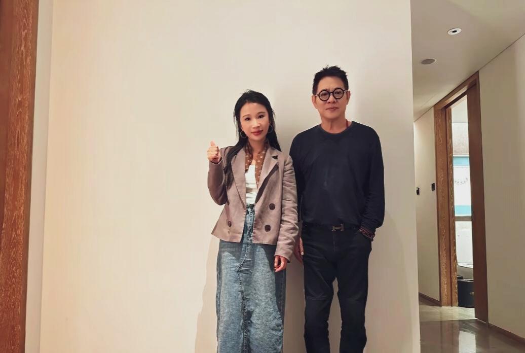 李连杰与化妆师的合影，他花完妆，做完造型感觉精神多了！消瘦的身材挺拔气质也有了