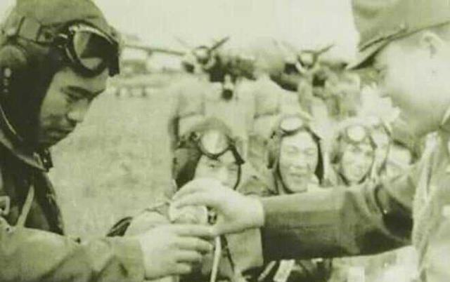 1944年，佐佐木友次第8次登上自杀式飞机，双腿战栗满心绝望，随后，惊喜地发现，