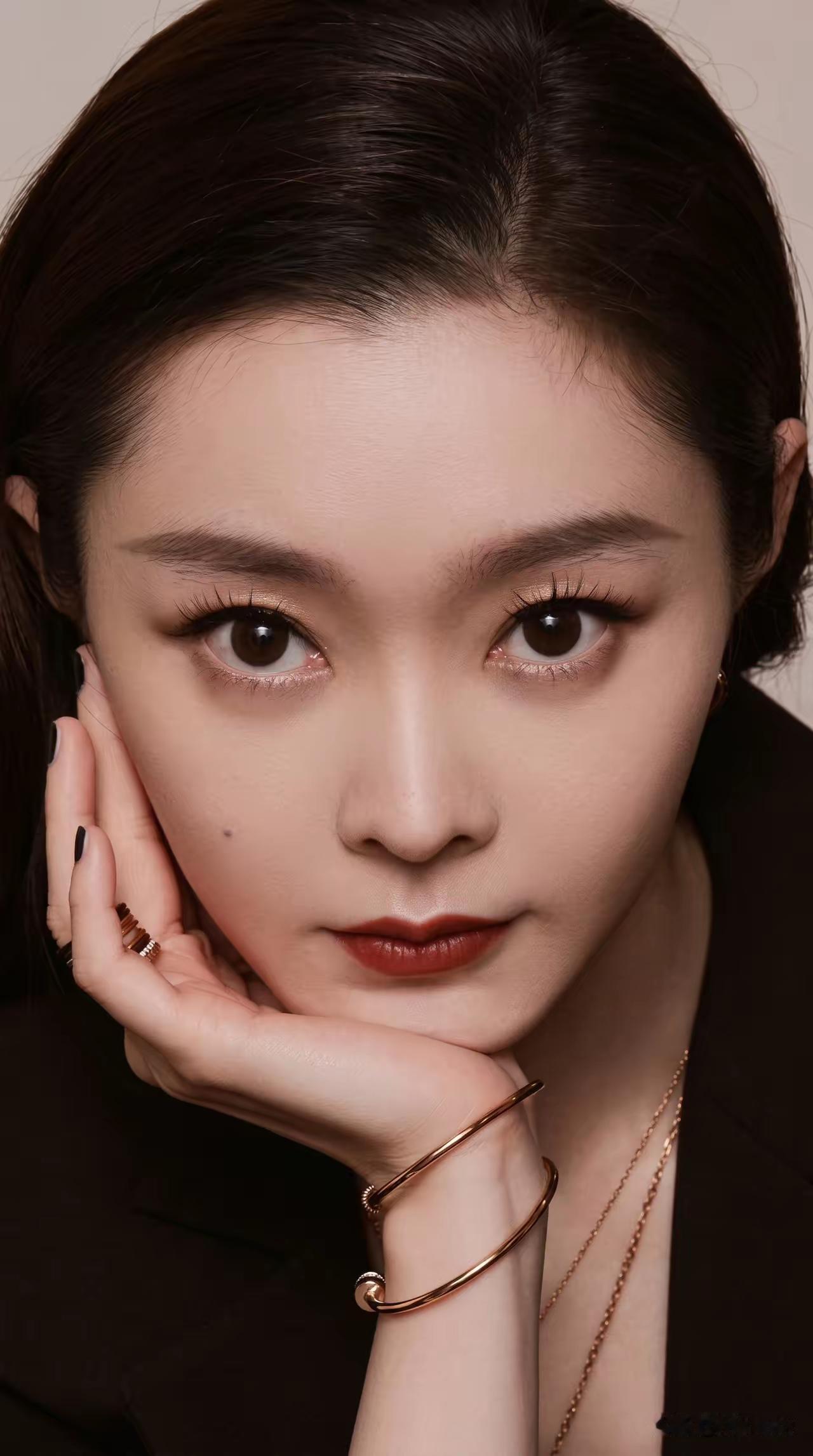 高清镜头下的女星,谁能抗的住?别说女星了，说也扛不住高清放大看，全是痘印和粉刺