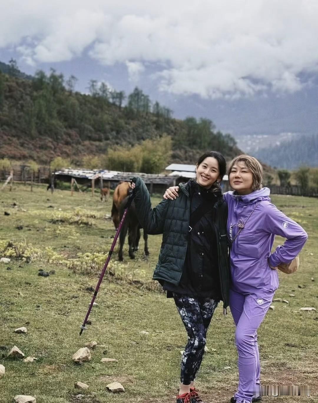 杨天真和奶茶妹妹章泽天在不丹山上徒步，杨天真就是吃亏在脸盘子大，她瘦身成功后身形