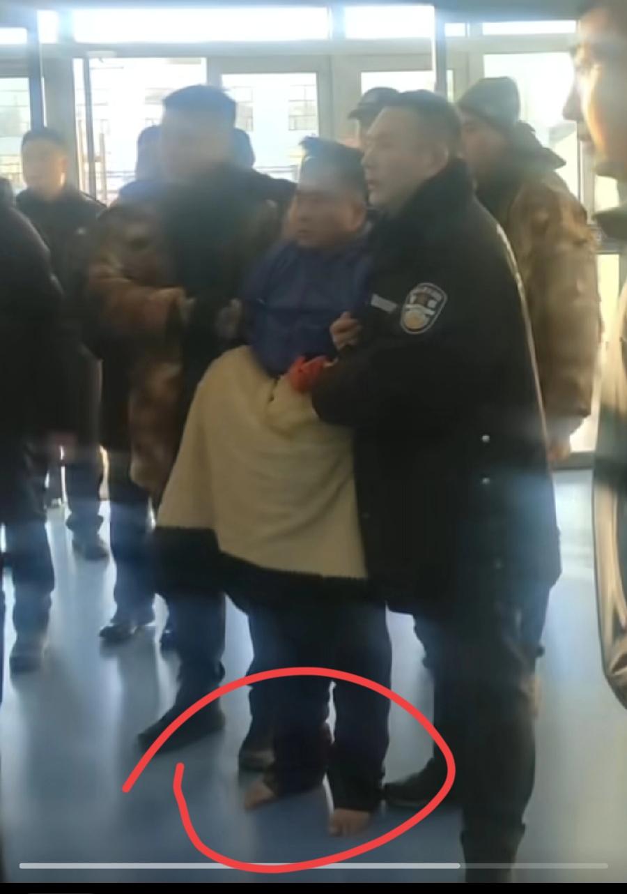 长岭县姚远被抓，光着脚，鞋都没穿！这么冷的天，走在土地上、地板上，拔凉拔凉的，真