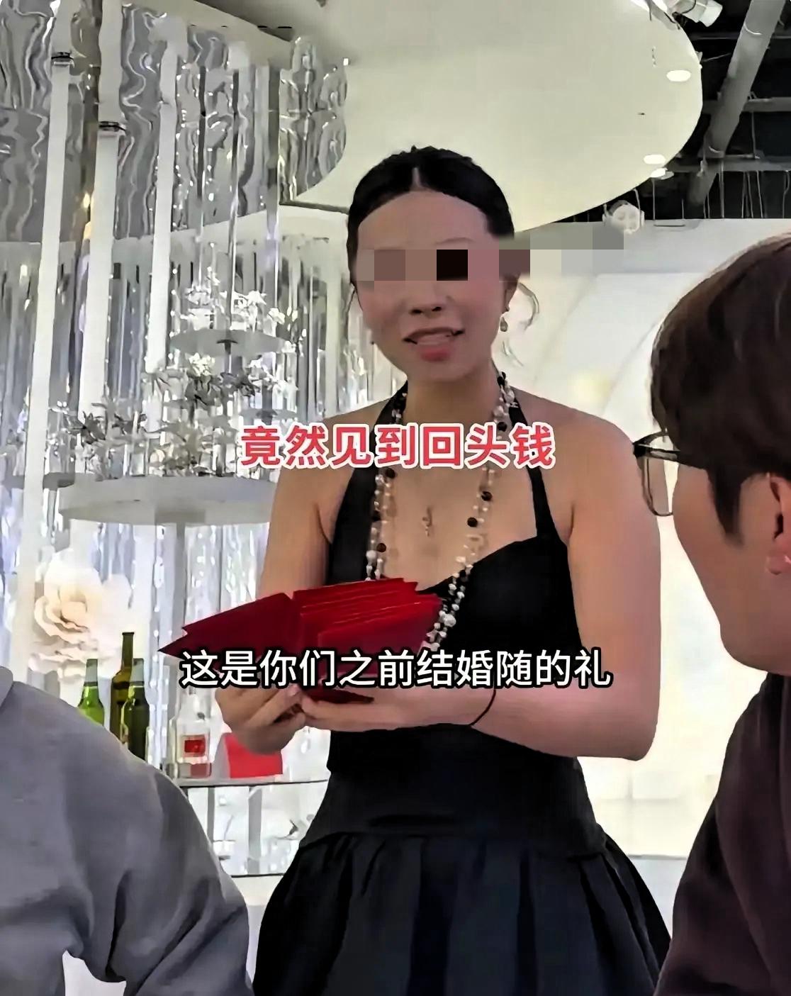 “这下真光宗耀祖了！”女子离婚，大办宴席庆祝恢复单身，一群闺蜜还拉着横幅高调助阵