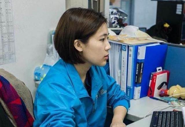 徐巧芯以前在马英九办公室当过发言人，领马系资源。现在她直播里，对着郑丽文喊话，