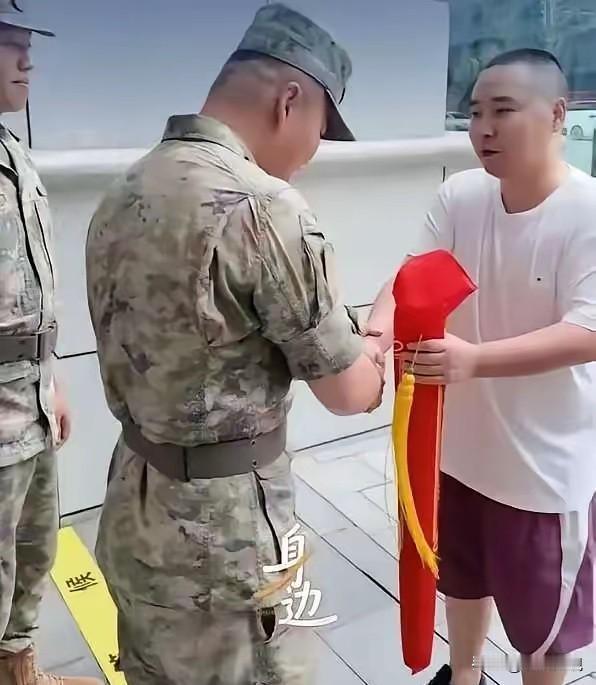 四川成都，一位网约车司机凌晨突发脑梗，可他放弃自救去医院，拼尽最后力气，把车开到