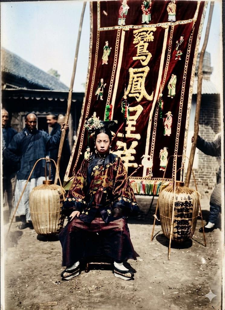 清末，一位即将出嫁的旗人姑娘，在自家四合院中拍摄的婚前盛装照。她身后的大幅喜幛上