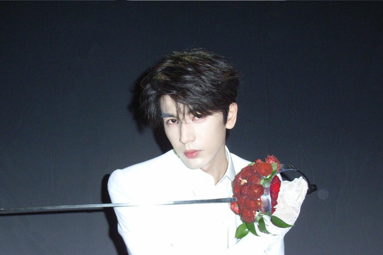 张凌赫亮相VOGUE时尚之力盛会，这造型简直绝了！他就像从漫画里走出来的贵公子，