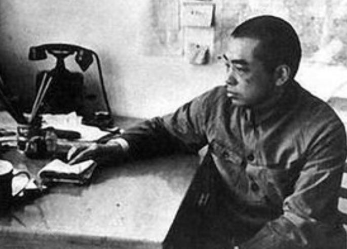 1957年的一次军委会议上，彭德怀在大会上指着刘伯承怒骂：“不要忘了，红军时期，