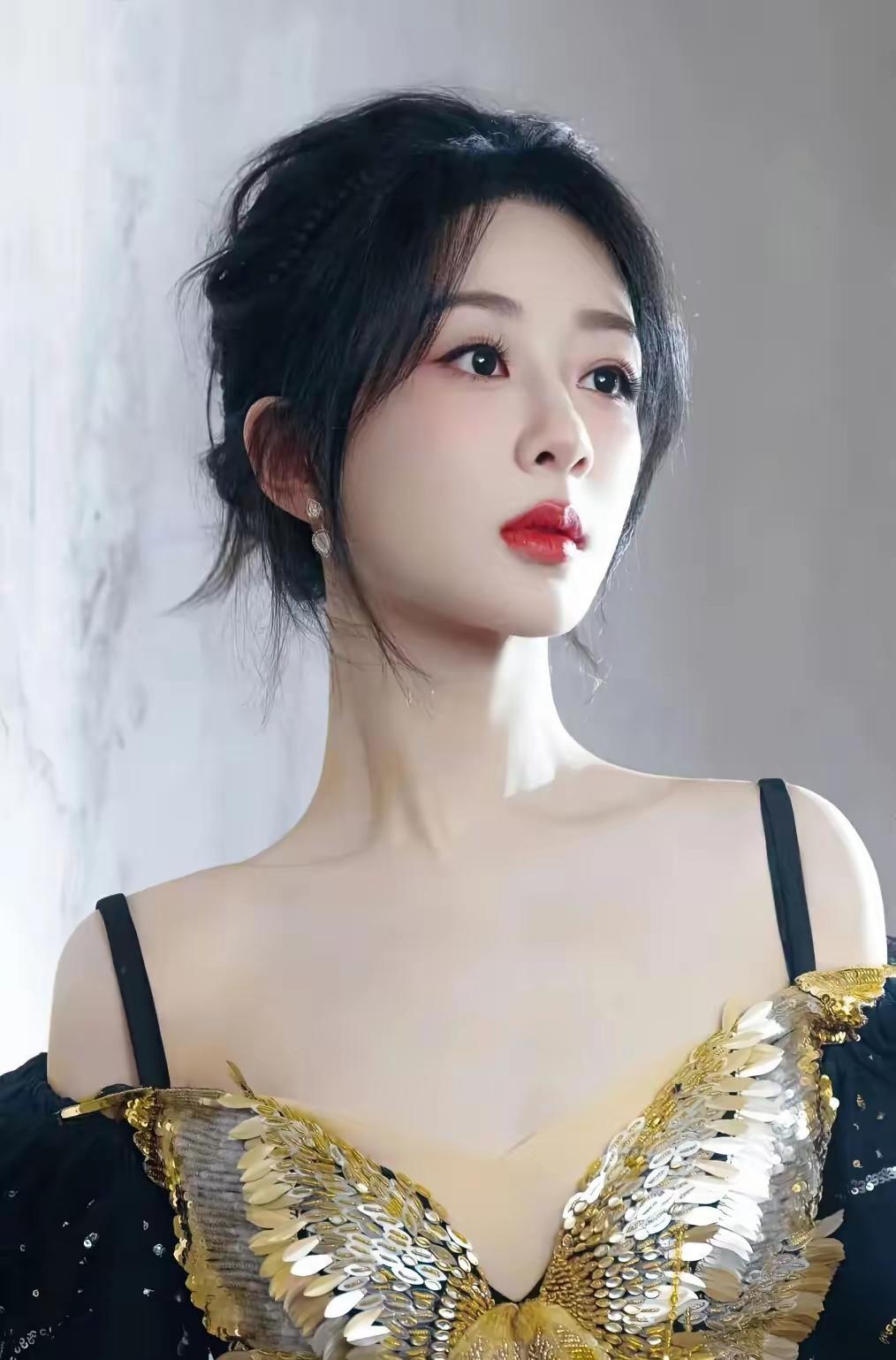 杨紫这姑娘，现在是真把感情这扇门反锁了，钥匙扔进了片场。别瞎猜，不是没人惦记，