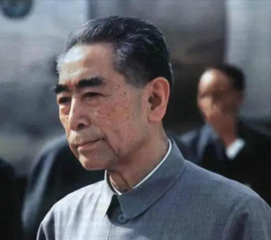 1968年12月6日，国家总理周恩来正在接待外宾，可忽然要终止会谈，于是在走廊里