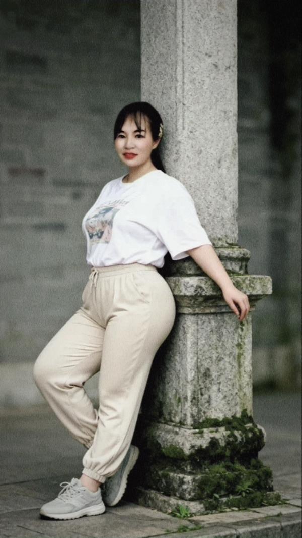 最讨厌他们叫我小胖墩，我也不想这么胖，可是个子也争气，长不高了。