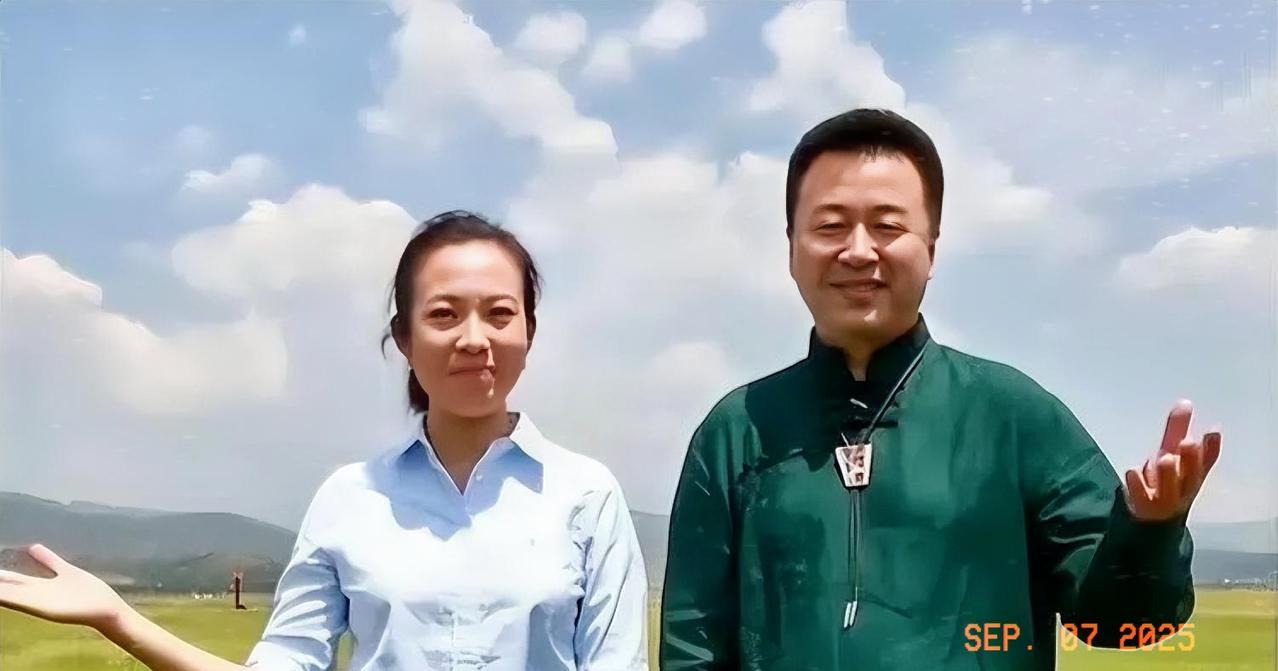 宝晓峰与纳森的友情合影，他们是央视新闻主播，大草原的优秀儿女。