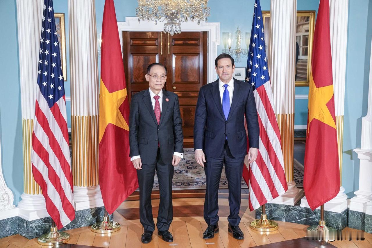 美国驻华使领馆今天写道：“卢比奥国务卿会晤越南外交部长黎怀忠，共同彰显我们两国的