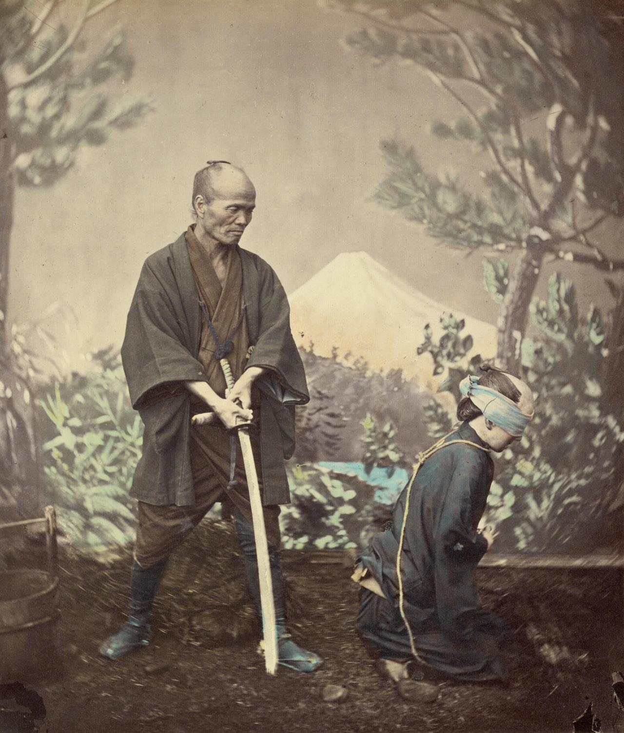 日本刽子手职业，照片里是个老手，一年能砍350个人，砍一个赚2.3美元。这张