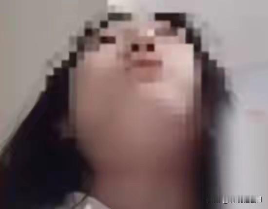 11月3日，某社交平台上出现一名女孩质问父亲的视频：为什么进卫生间连门都不敲？导