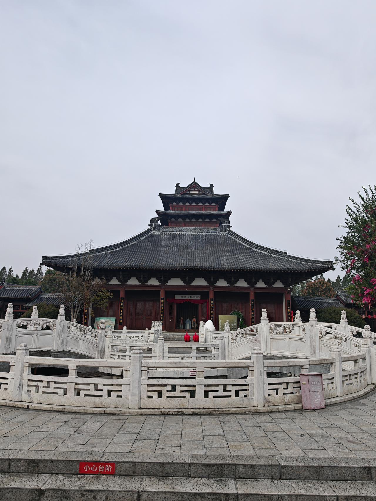 阜阳生态园景色宜人真不是吹的，待上一整天都不会腻。春天沿着桃蹊梨苑走，粉白花瓣