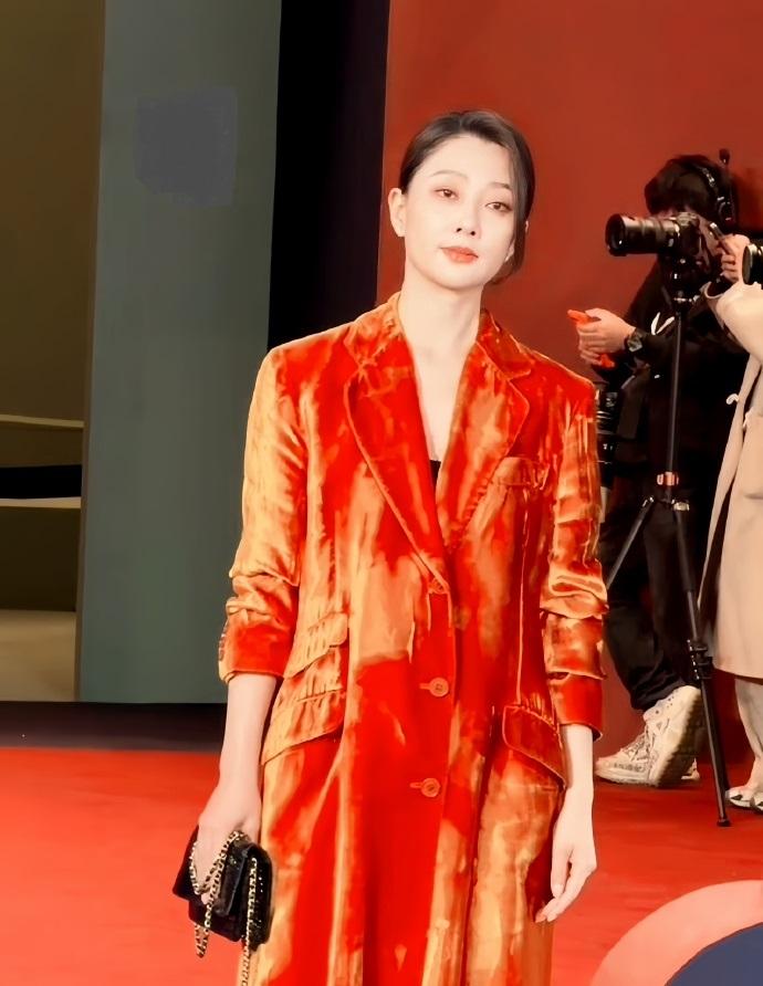 今天殷桃在上海出席时尚活动，她这次搭配的很靓丽，看起来有种光彩照人的感觉，可谓是