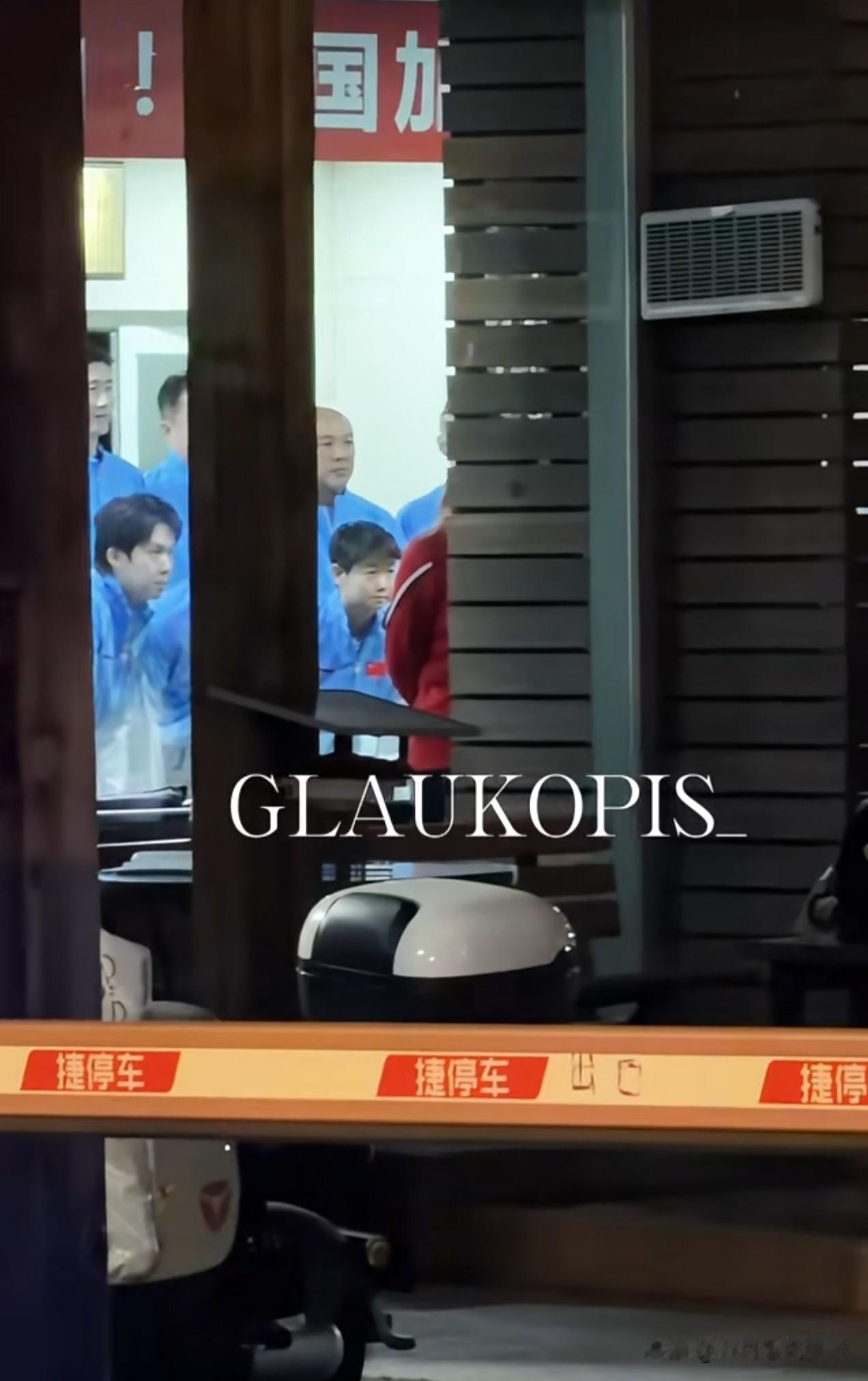 蒯曼和林诗栋身上是不是有点玄学在呢？多哈世乒赛蒯曼站莎头中间拍大合照，杂志出