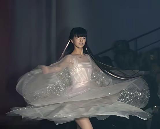 2014年春晚，小彩旗作为杨丽萍的外甥女，在春晚舞台转了4个小时8000圈，也是