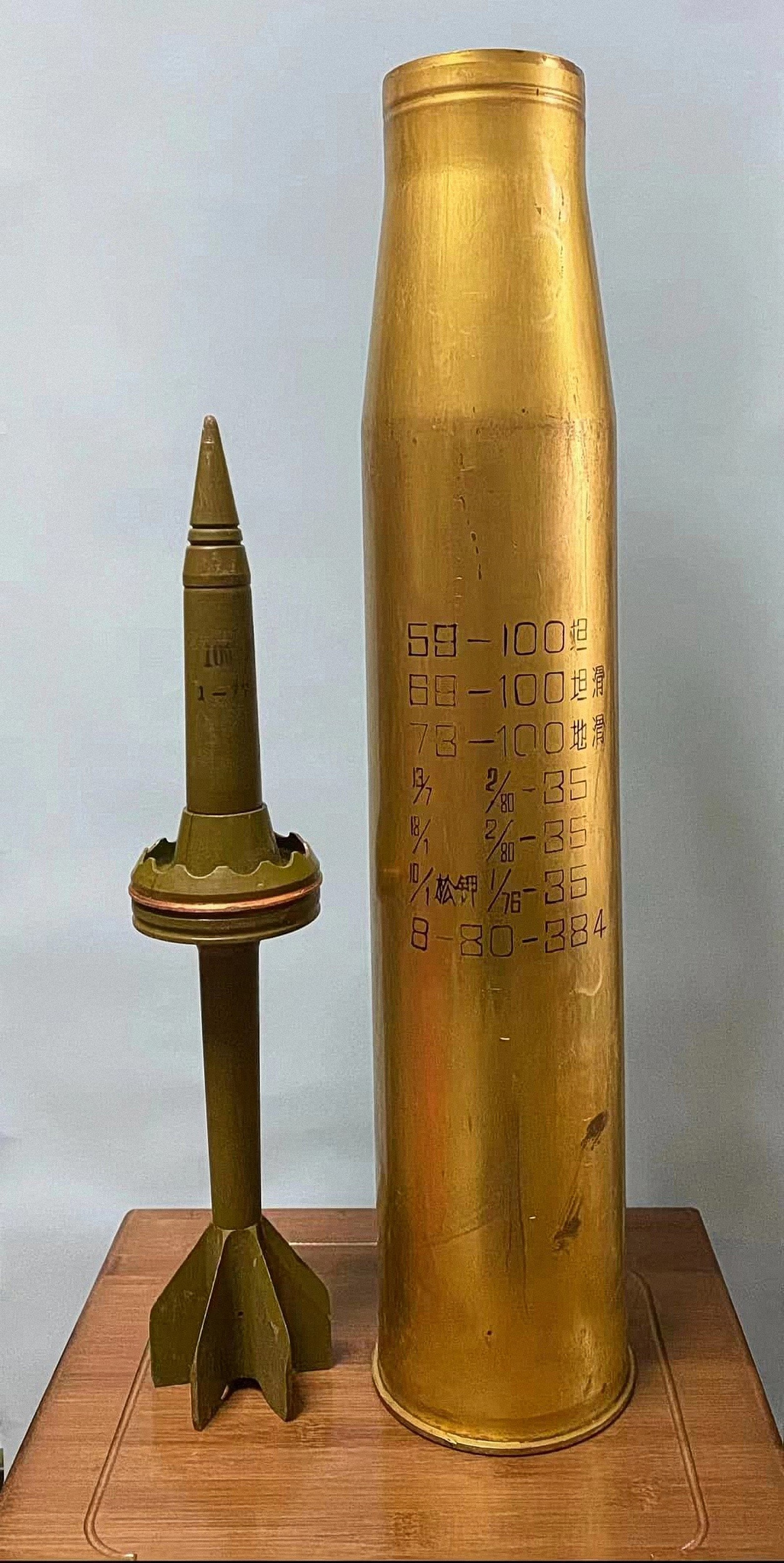 73式100mm滑膛反坦克炮的APFSDS-T，穿甲弹的主体是钢，在钢弹体头部嵌