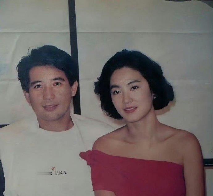 [啤酒]1973年，已婚的秦汉爱上了18岁的林青霞。他回家对着怀孕妻子邵乔茵说：