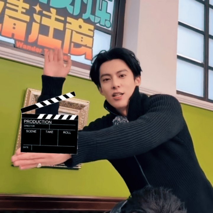 王鹤棣主动给邵子恒打板王鹤棣宛如春日暖阳，主动为邵子恒打板。一个微笑，似微风轻