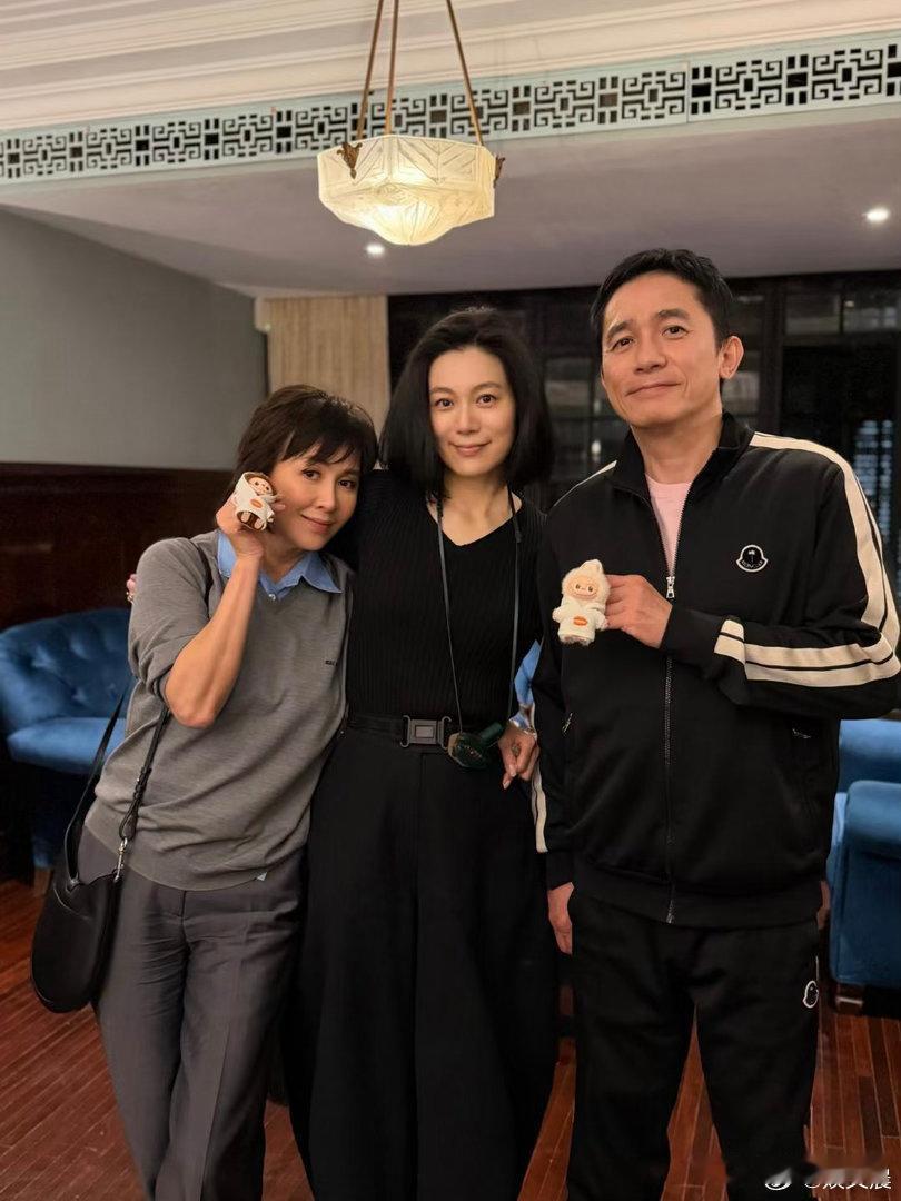 64岁梁朝伟与刘嘉玲结伴赴宴，身形挺拔状态绝佳，清爽无油腻感，气质依旧儒雅帅气。