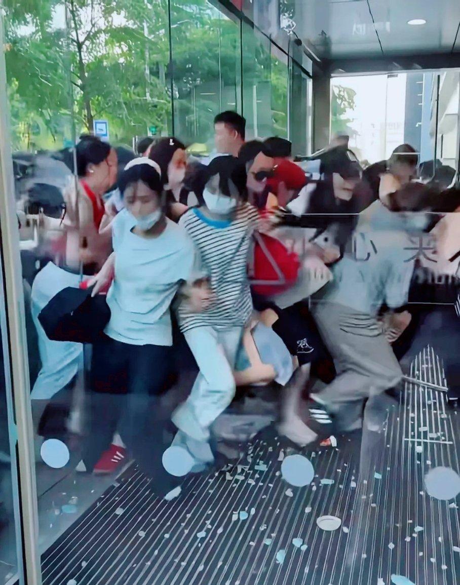 这次真的得说句公道话，张凌赫活动商场玻璃破碎致5伤，这口“锅”张凌赫不该背！