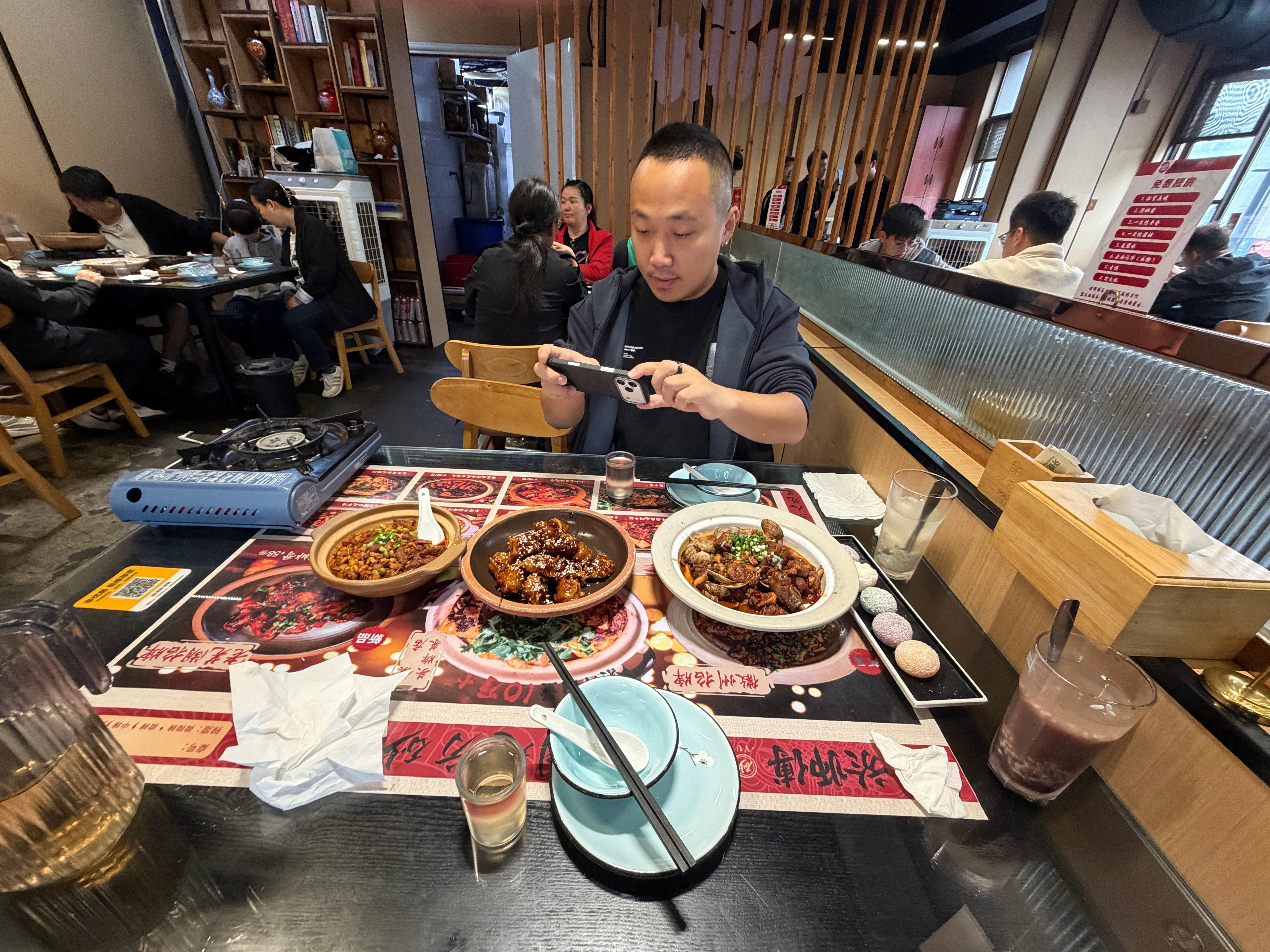 排队了20分钟吧，周末人多，二楼就只能接七八桌的样子。芜湖的口味确实比较重，咸味