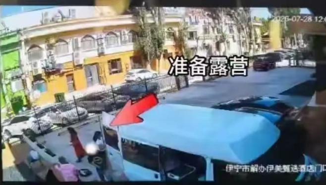 重庆王先生这事，没想到又出现了大反转！此前他称在伊犁住酒店时，两名同行人员睡在车