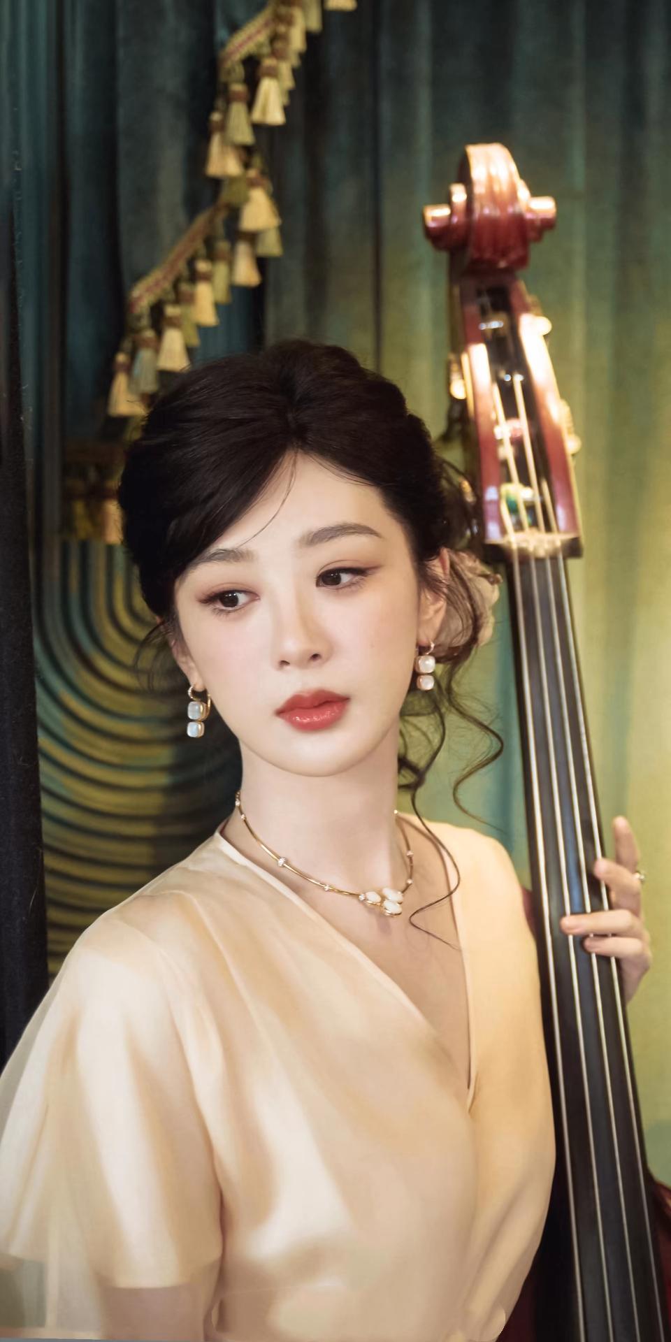 杨紫突然停摆！新剧预约疯涨81万，拍完这部直接“隐身”杨紫又把未播剧玩成了