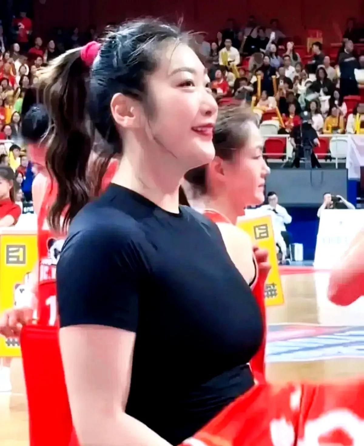 无缘主力锋线的东方大国女篮，正在备战7月月13日亚洲杯小组赛的途中，此时此刻，她