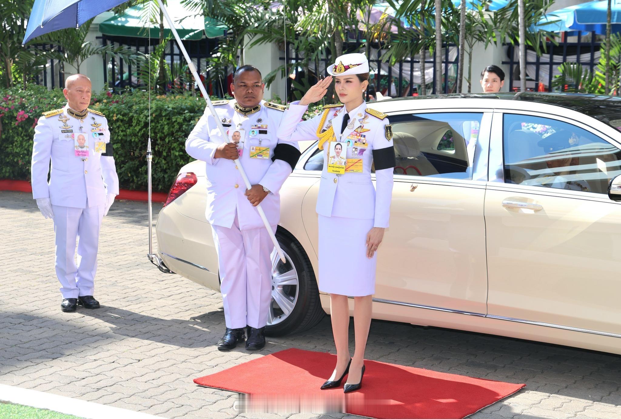 王室王室泰国王室小主2025年12月20日，千呼万唤的巴帕颂小主出来发证。哎别