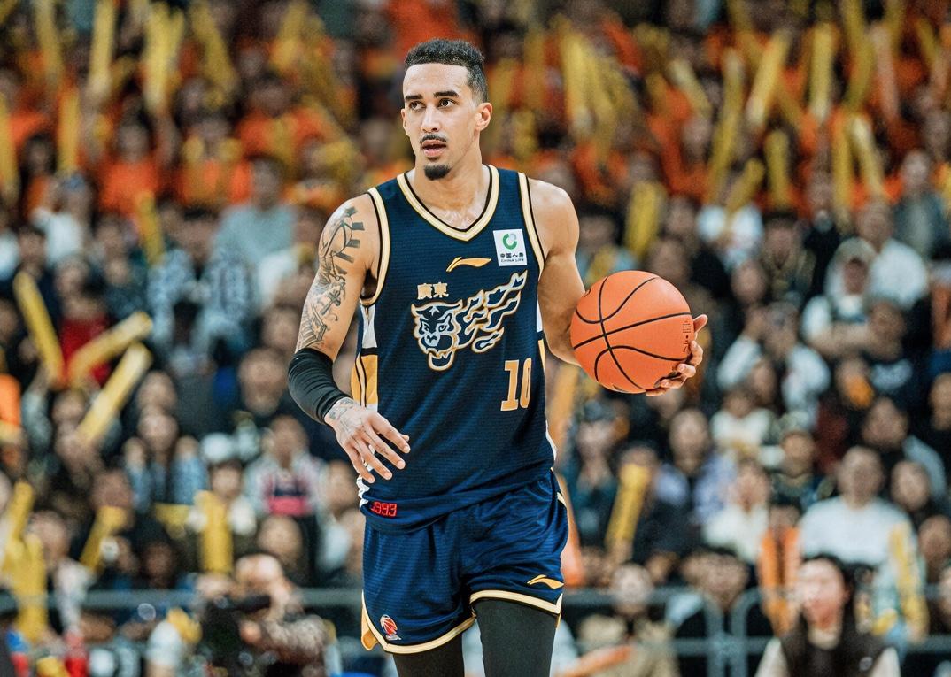 狂投10记三分全丢！广东外援奎因全场迷失，手握无限开火权却坑惨球队。CBA季