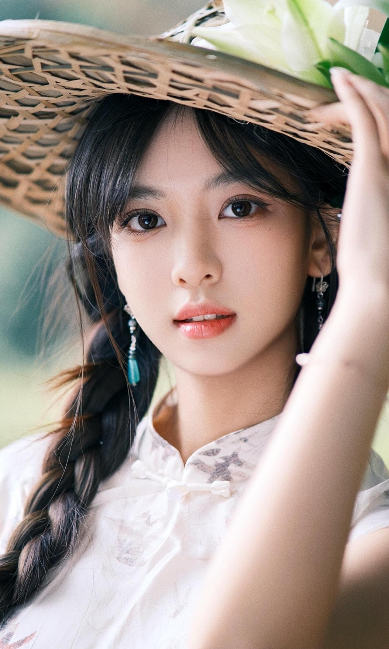 这组作品有着人物与林间光影的互动，将“风”作为隐形的创作元素，通过发丝的飘动、衣