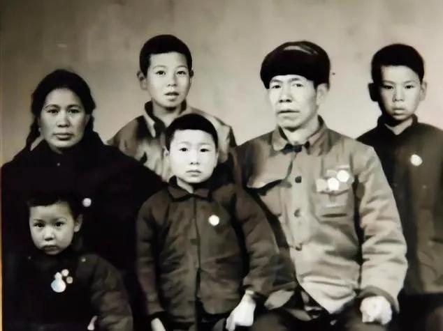 1938年，我军优待敌军，两个日军竟然骂了一句“懦夫”，班长肖万世听后，猛的抽出