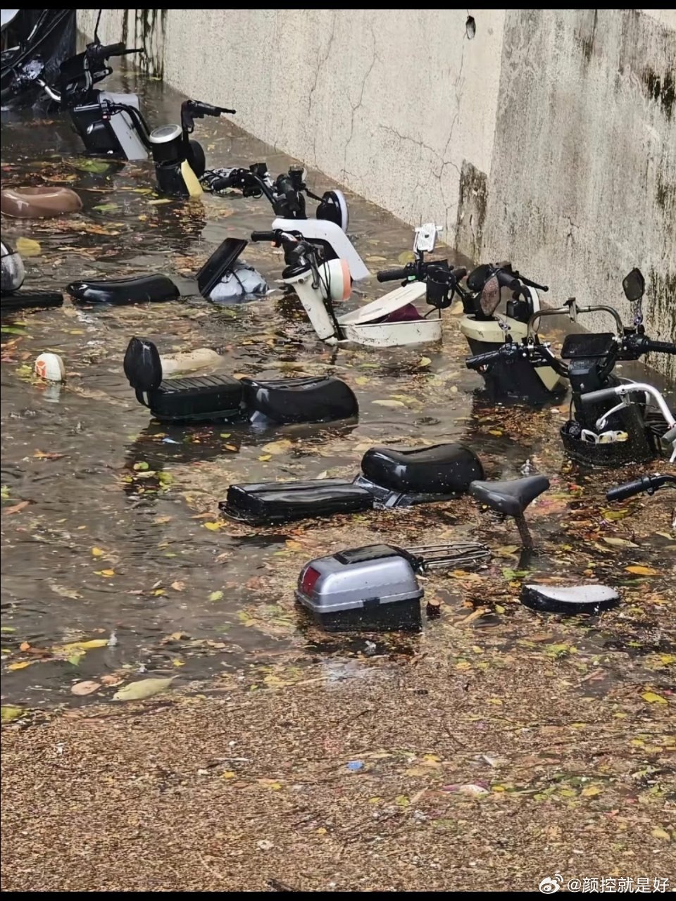 感受一下广州超级大暴雨天啦，广州暴雨这么大吗？要注意安全啊！