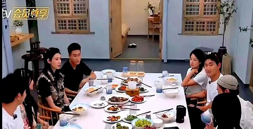 奚梦瑶问周一围喜欢儿子还是女儿，周一围脱口而出“女儿”。朱丹赶紧凑过去提