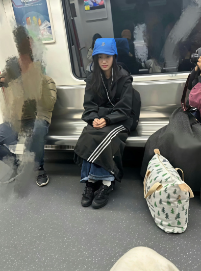 网友在地铁上碰的卢昱晓，女明星竟然自己坐地铁，真接地气！​​​